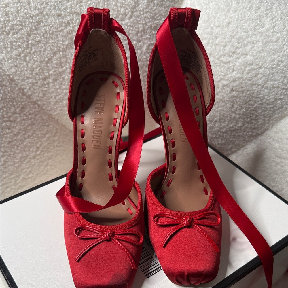 Elegant Red Satin Women's Shoes - Picture 4 of 7